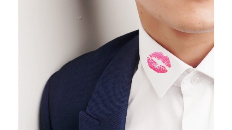 5 Common Cheating Signs